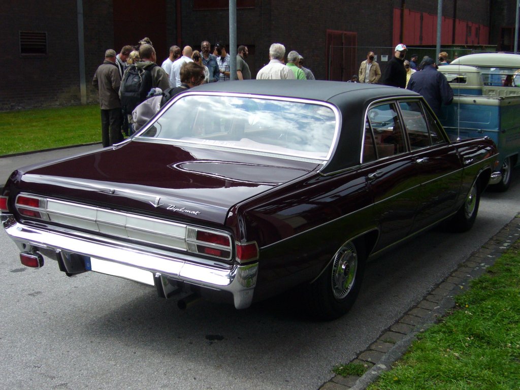 Heckansicht eines Opel Diplomat A der Baujahre 1964 - 1968. Oldtimertreffen Kokerei Zollverein am 07.08.2011.