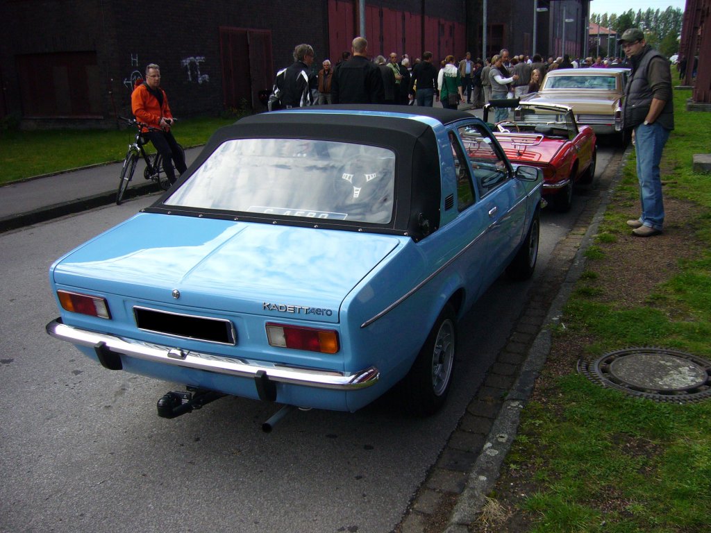 Heckansicht eines Opel Kadett Aero. Von 1976 - 1978 wurde der Aero beim Stuttgarter Karosseriewerk Baur in 1.242 Einheiten gebaut. Der Aero war nur mit den folgenden Motorisierungen lieferbar: 1200S mit 60 PS und 1600S mit 75 PS. Oldtimertreffen Kokerei Zollverein.