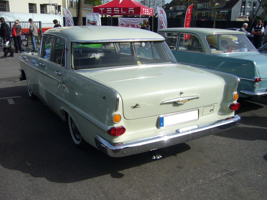 Heckansicht eines Opel Kapitn P-LV. 1959 - 1963. Von diesem Oberklasse-Opel wurden 145.618 Einheiten produziert, von denen ca. 100.000 Stck in den Export gingen.  Der 6-Zylinderreihenmotor mit 2.605 cm leistete 90 PS. Ein solcher Luxuswagen war 1959 ab DM 9.975,00 zu haben. Saisonerffnung am Dsseldorfer Meilenwerk 10.04.2011.
