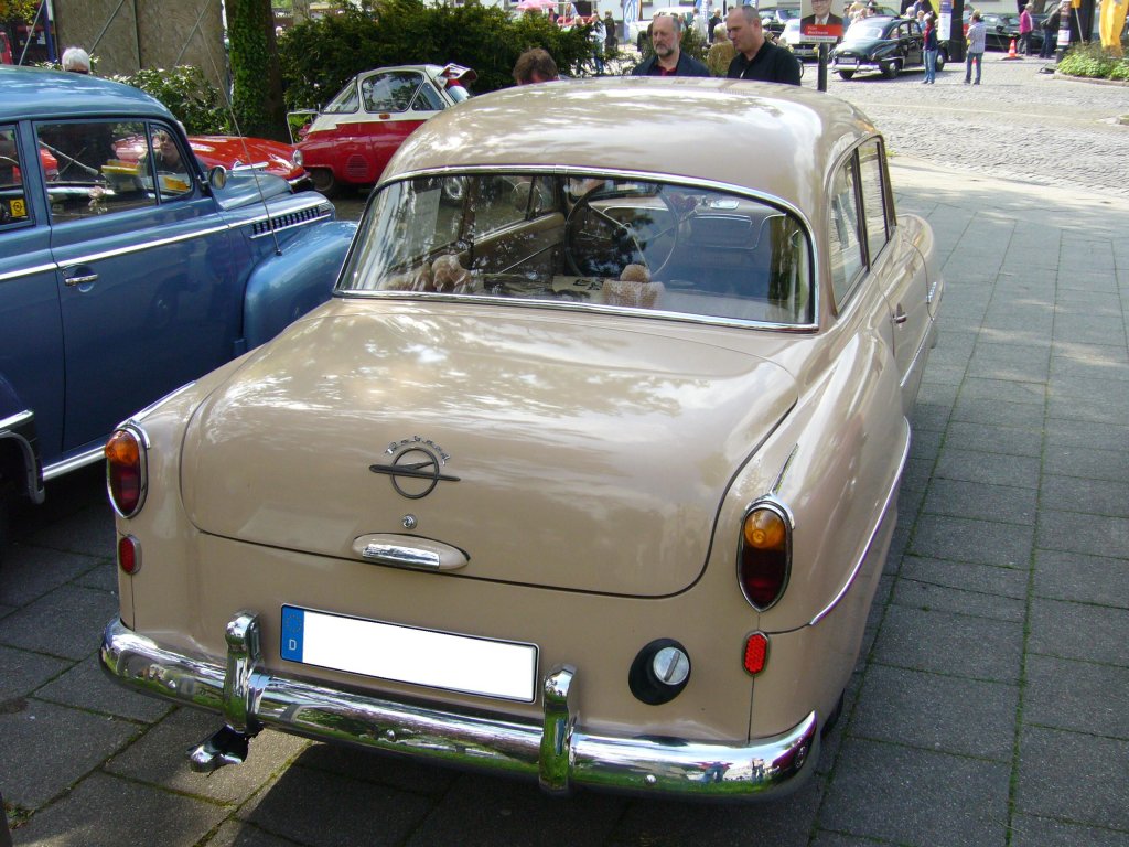 Heckansicht eines Opel Olympia Rekord des Jahrganges 1953/1954. Oldtimertreffen Essen-Kettwig am 01.05.2012.