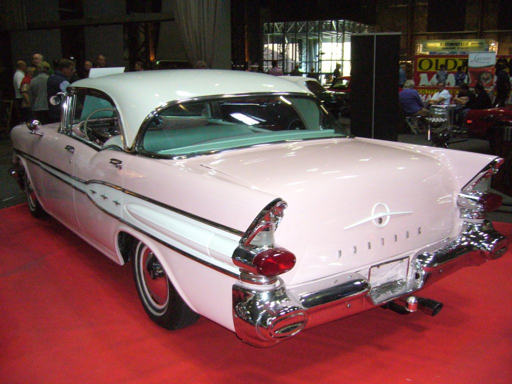 Heckansicht eines Pontiac Superchief Series 27 des Jahrganges 1957. Bei der V8-motorisierung leistet der Motor 252 PS aus 5.684 cm Hubraum. Historicar Duisburg am 21.10.2012.