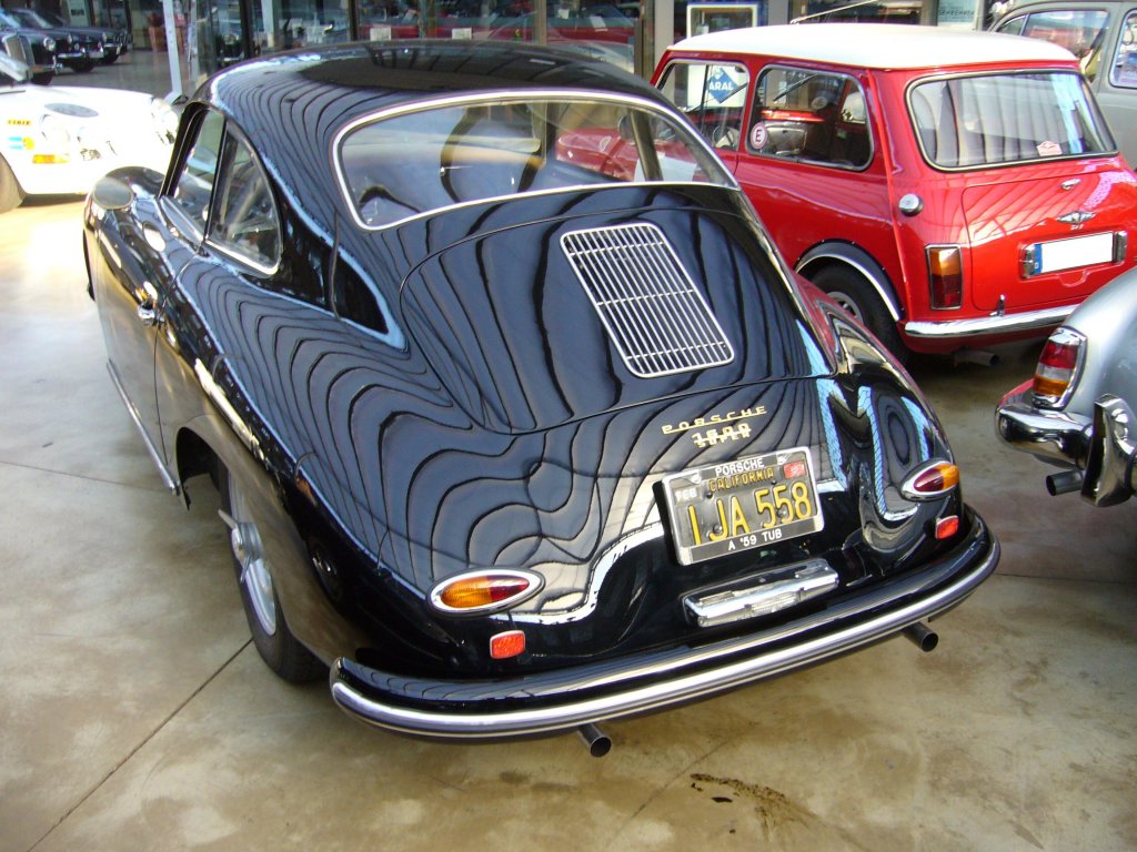 Heckansicht eines Porsche 356 A 1600 Super Coupe. 1955 - 1959. Der 4-Zylinderboxermotor hat 1.582 cm Hubraum und leistet 75 PS. Die Hchstgeschwindigkeit betrgt 175 km/h. Der abgelichtete Wagen trgt noch ein sogenanntes Black Plate, ein altes schwarzes kalifornisches Kennzeichen. Classic Remise am 01.10.2011.