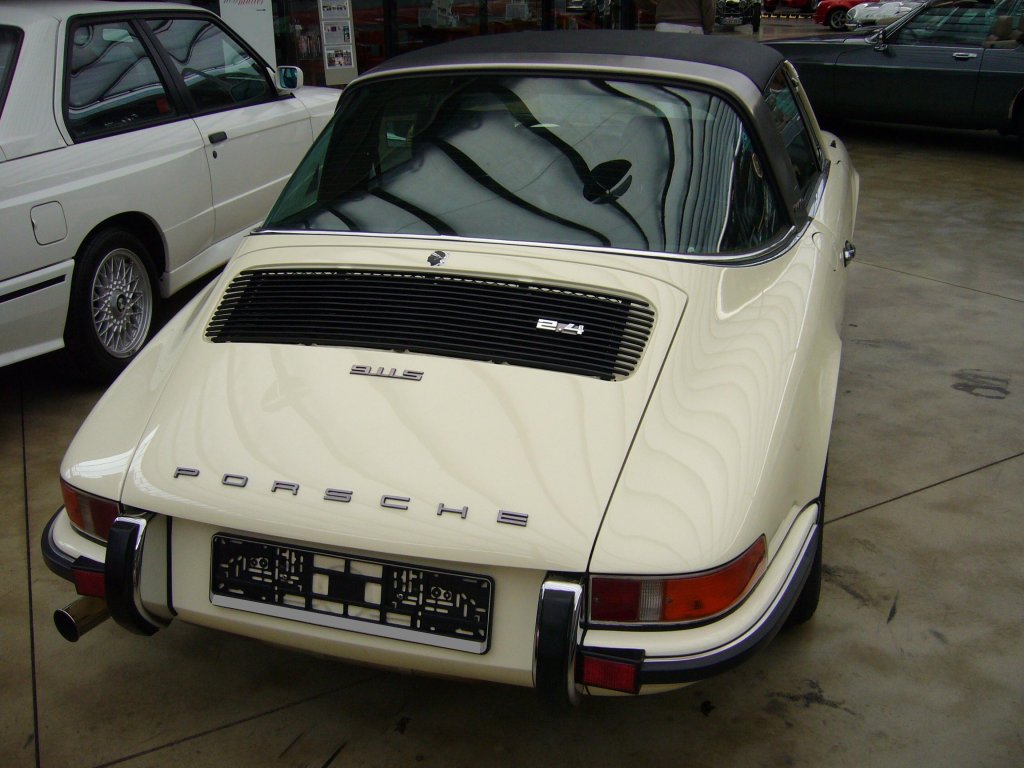 Heckansicht eines Porsche 911 2.4S Targa des Jahrganges 1972. Dieser Targa ist ein sogenanntes lklappenmodell. Nur im Jahr 1972 hatte der Wagen hinter der Beifahrertr am Kotflgel eine Einfllmglichkeit fr das Motorl. Der 6-Zylinderboxermotor leistet 190 PS aus 2.341 cm Hubraum. Classic Remise Dsseldorf am 15.09.2012.