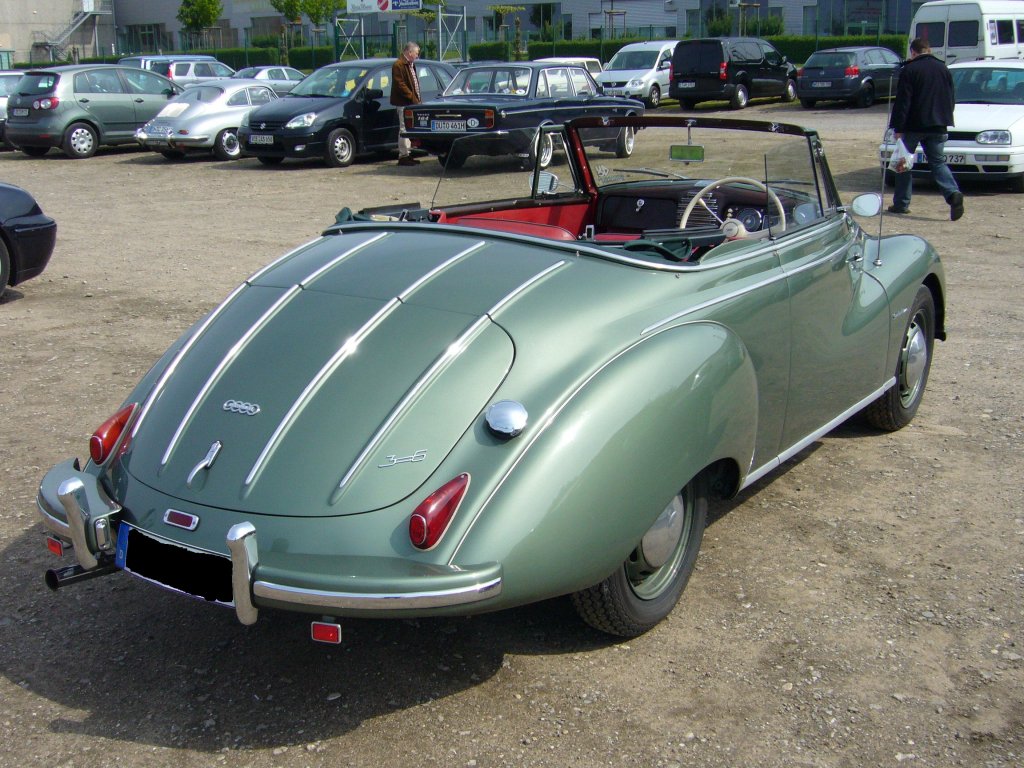 Heckansicht eines rechtsgelenkten? DKW Sonderklasse Luxuscabriolet. Dieses Auto wurde von 1953-1955 bei Karmann gebaut. Besucherparkplatz der Niederrheinclassic.