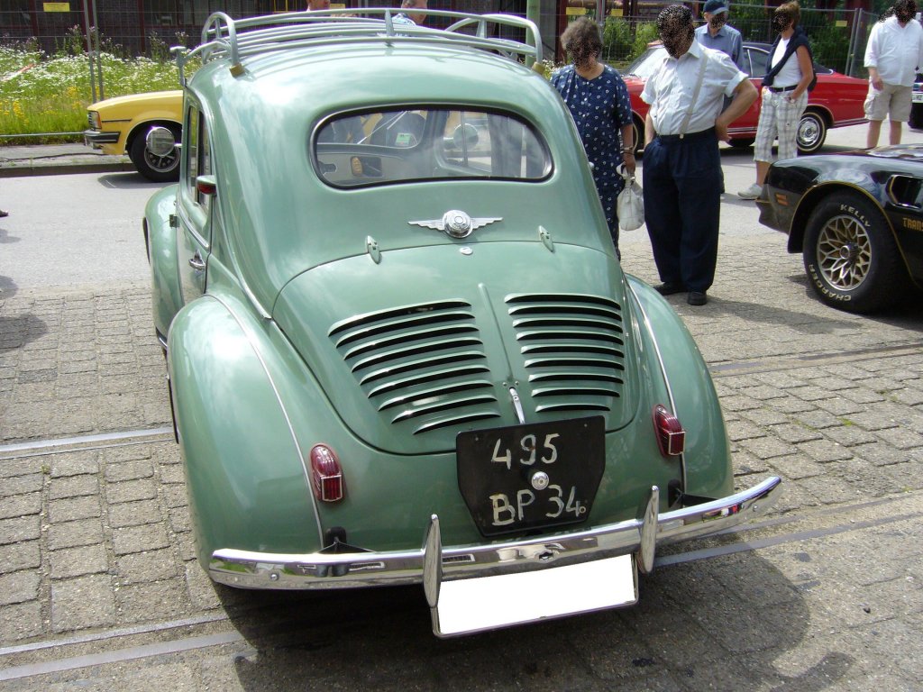 Heckansicht eines Renault 4CV. 1946 - 1961. Er trgt als Dekoration noch seine ehemaligen von Hand gemalten Kennzeichen aus dem Department Herault (34). Oldtimertreffen Kokerei Zollverein am 01.07.2012.