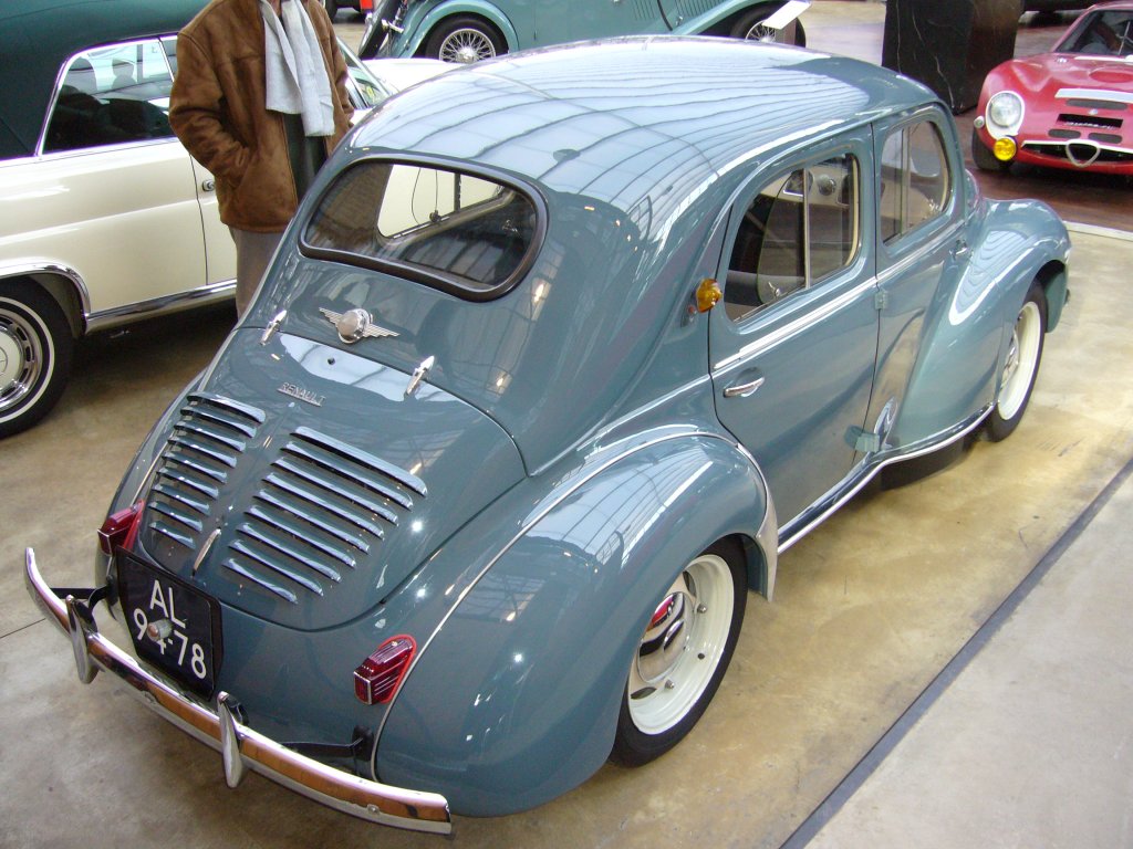 Heckansicht eines Renault 4CV Grand Luxe, des Baujahres 1949 in der Originalfarbe bleu Provence lackiert. Dsseldorfer Meilenwerk 06.03.2011.