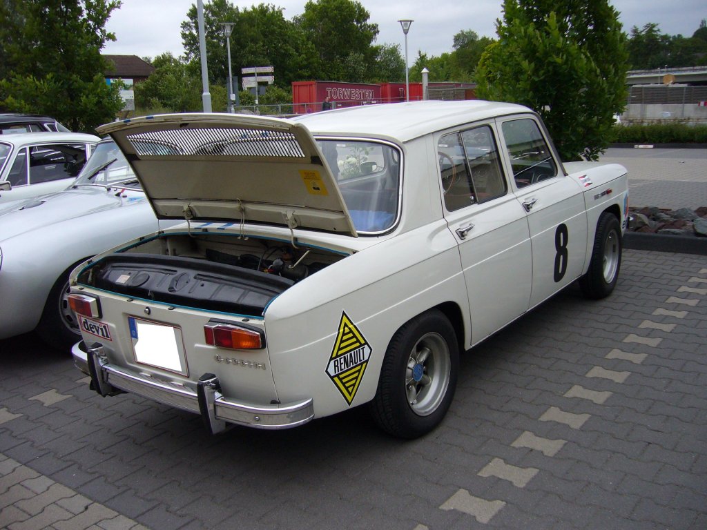 Heckansicht eines Renault 8 -Gordini-. 1965 - 1970. Der heie R8 Gordini hatte einen 1.108 cm, ab 1967 1.255 cm groen 4-Zylinderheckmotor der um die 88 PS leistete. Oldtimertreffen Essen Kupferdreh 29.05.2011.