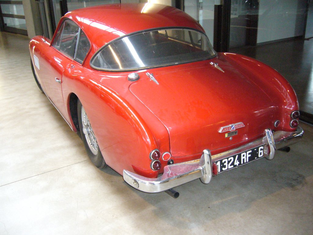 Heckansicht eines Talbot Lago America Coupe. 1955 - 1957. Bei diesem Wagen handelt es sich wohl um ein Restaurierungsobjekt. Es sind noch alte franzsische Kennzeichen montiert. Classic Remise Dsseldorf am 11.03.2012.