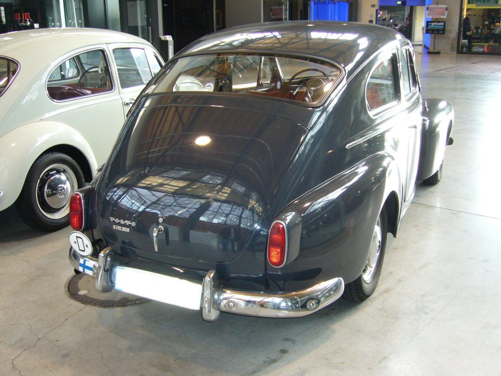 Heckansicht eines Volvo PV 544 der letzten Modellreihe. 1961 - 1965. Classic Remise Dsseldorf am 28.01.2012.