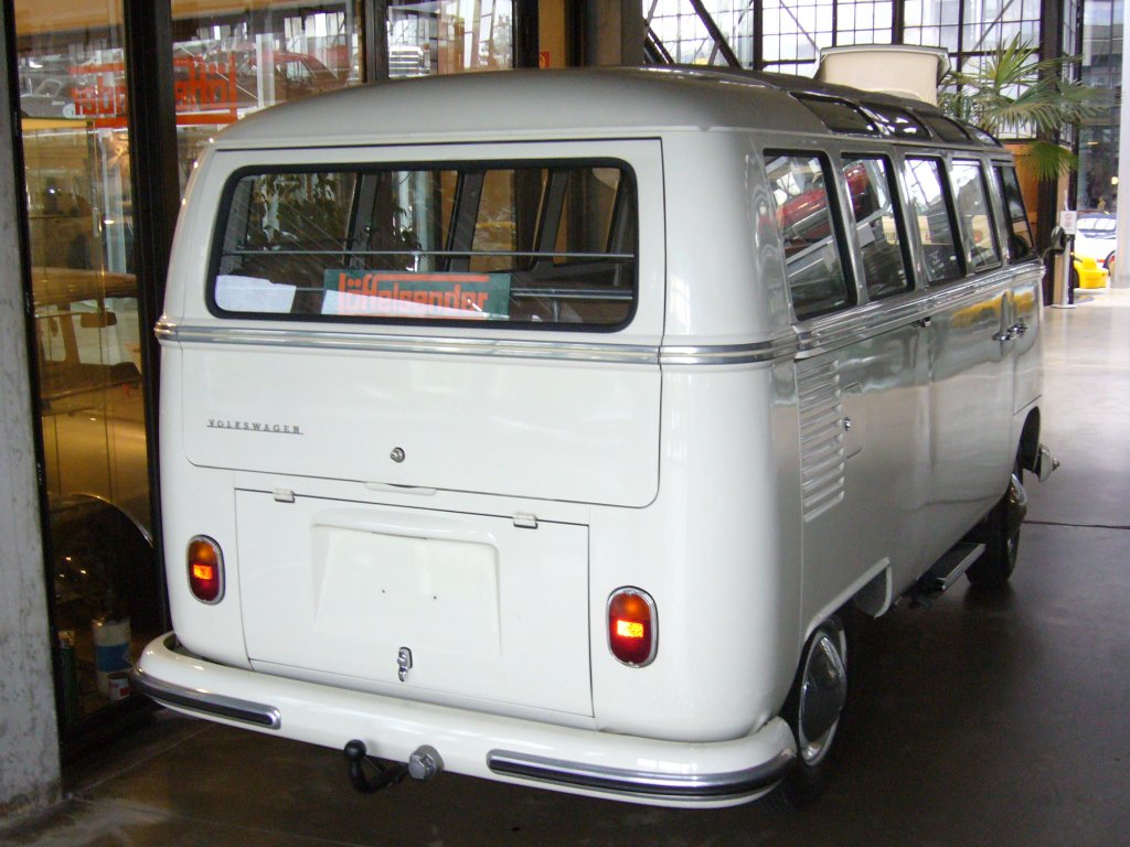 Heckansicht eines VW T1 Bus Achtsitzersondermodell genannt  Samba  der Baujahre 1963 - 1967. Dsseldorfer Meilenwerk 26.06.2011.