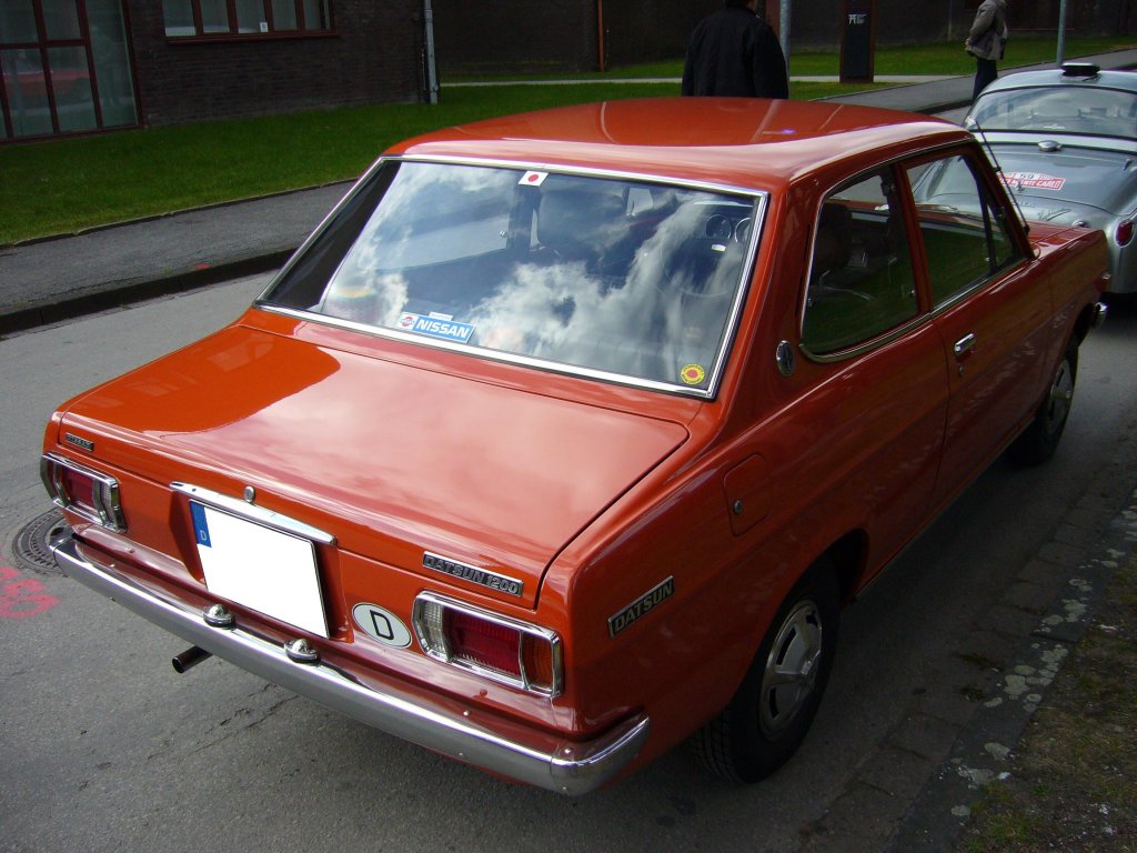Heckansicht einer zweitrigen Datsun 1200 Limousine (Pfadfinder). 1972 - 1974. Oldtimertreffen Kokerei Zollverein am 01.04.2012.