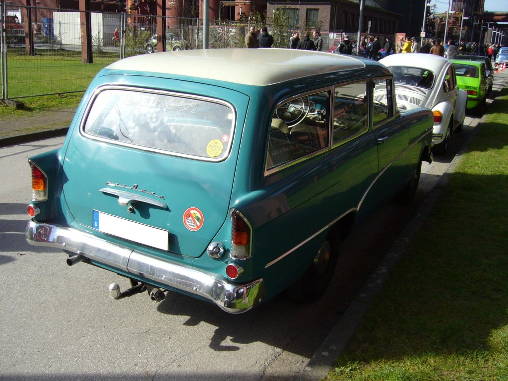 Heckansichte eines Opel Rekord P1 CarAvan. 1957 - 1960. Oldtimertreffen Kokerei Zollverein am 01.04.2012.