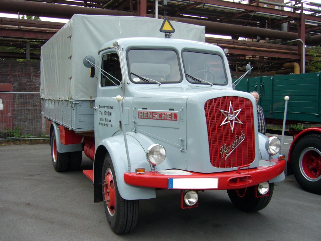 Henschel HS 100. 1951 - 1961. Der 6-Zylinderdieselreihenmotor leistete aus 5.431 cm 100 PS. 1955 erhhte sich die Leistung auf 106 PS und 1959 gar auf 132 PS. Oldtimertreffen Kokerei Zollverein 05.06.2011.