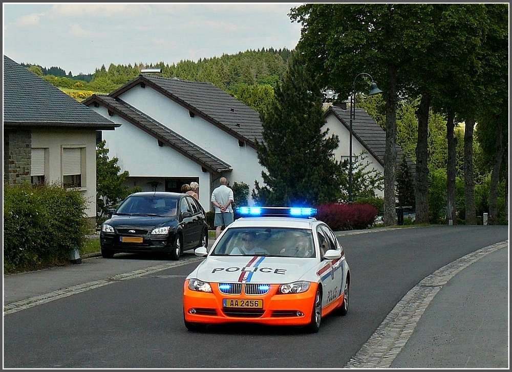 Heute nachmittag durchfuhr die Luxemburgradrundfahrt (Tour de Luxembourg) unsere Strasse und wurde natrlich von einem Polizeiwagen angefhrt. 05.06.10 