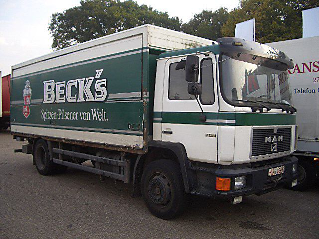 Hier ein bereits ausgemusterter MAN mit Becks Werbung von Bier Harlos aus Bremerhaven, der bei ALGA abgestellt ist. Das Foto entstand im Mrz 2005.