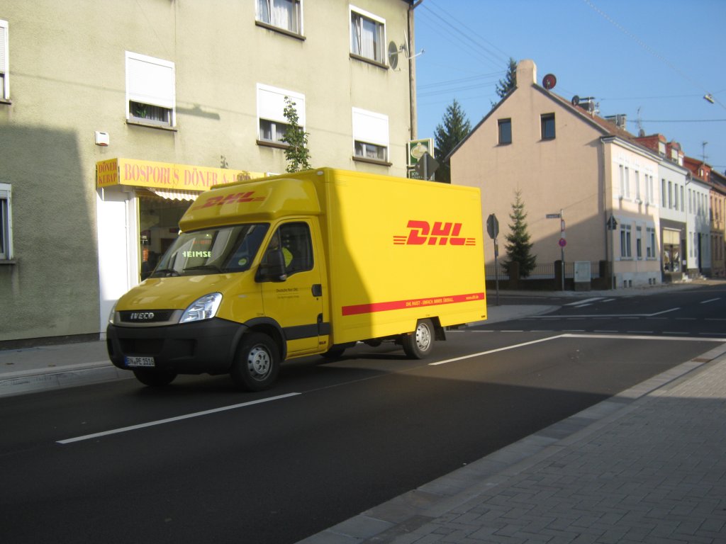Hier ist ein IVECO Transporter der Firma DHL zu sehen. Das Foto habe ich am 07.10.2010 in Saarbrcken Brebach gemacht.