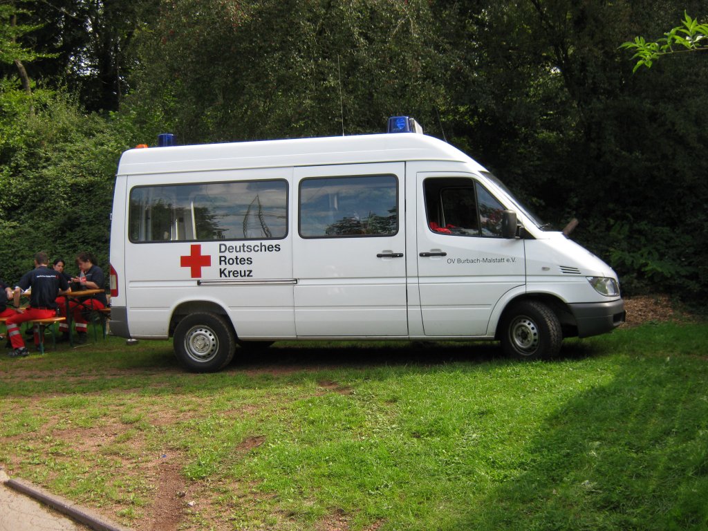 Hier ist ein Mercedes Transporter des Deutschen Roten Kreuz Ortsverein Malstatt Burbach zu sehen. Die Aufnahme des Foto war am 12.09.2010 beim Tag der offenen Tr des Saarbrcker Zoo in der Landeshauptstadt Saarbrcken.