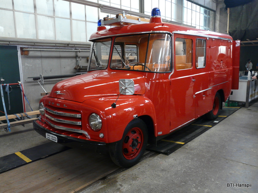 Historischer Feuerwehrwagen Opel Bliz von 1960   Grosi   als Mobile Getrnkeausschankstelle an einem Eisenbahnfest inm SBB Depot Olten am 08.05.2010