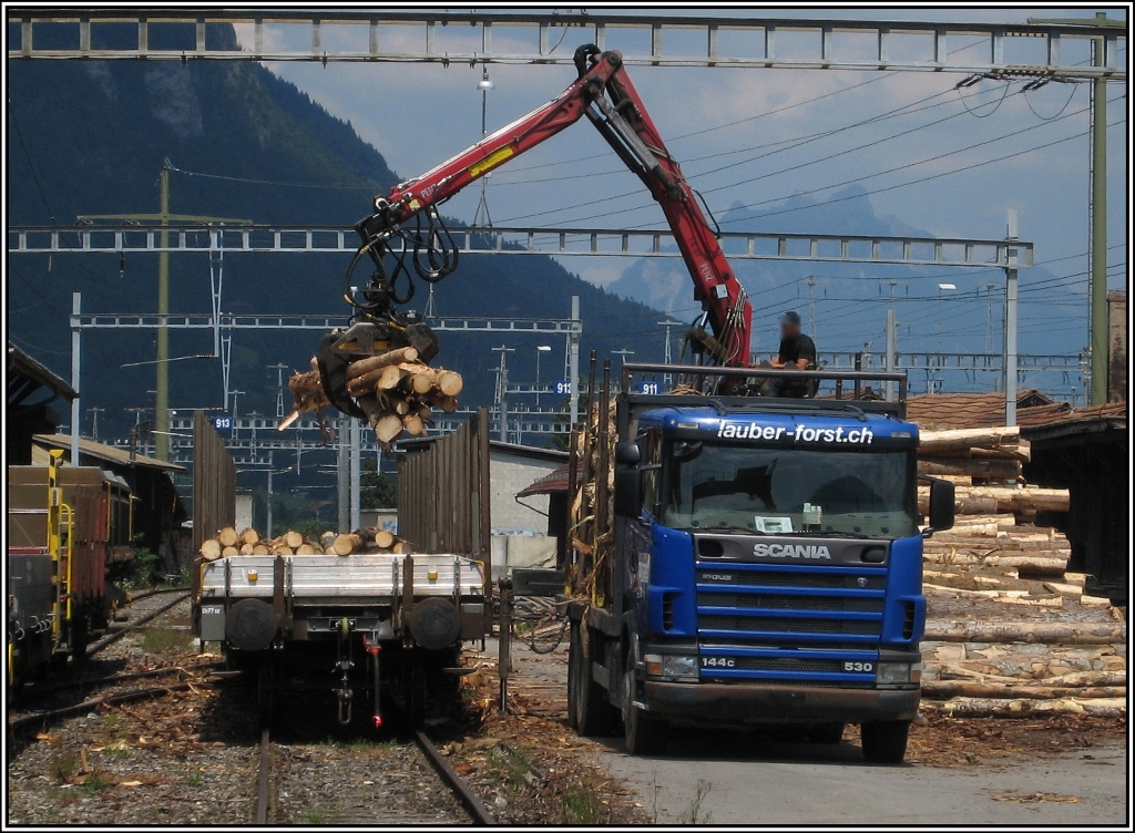 Holzverladung in Frutigen/Schweiz mit einem Scania Holztransporter, aufgenommen am 21.07.2010. Natrlich befand ich mich whrend der Aufnahme auerhalb des Bahngelndes, siehe dazu die Karte.