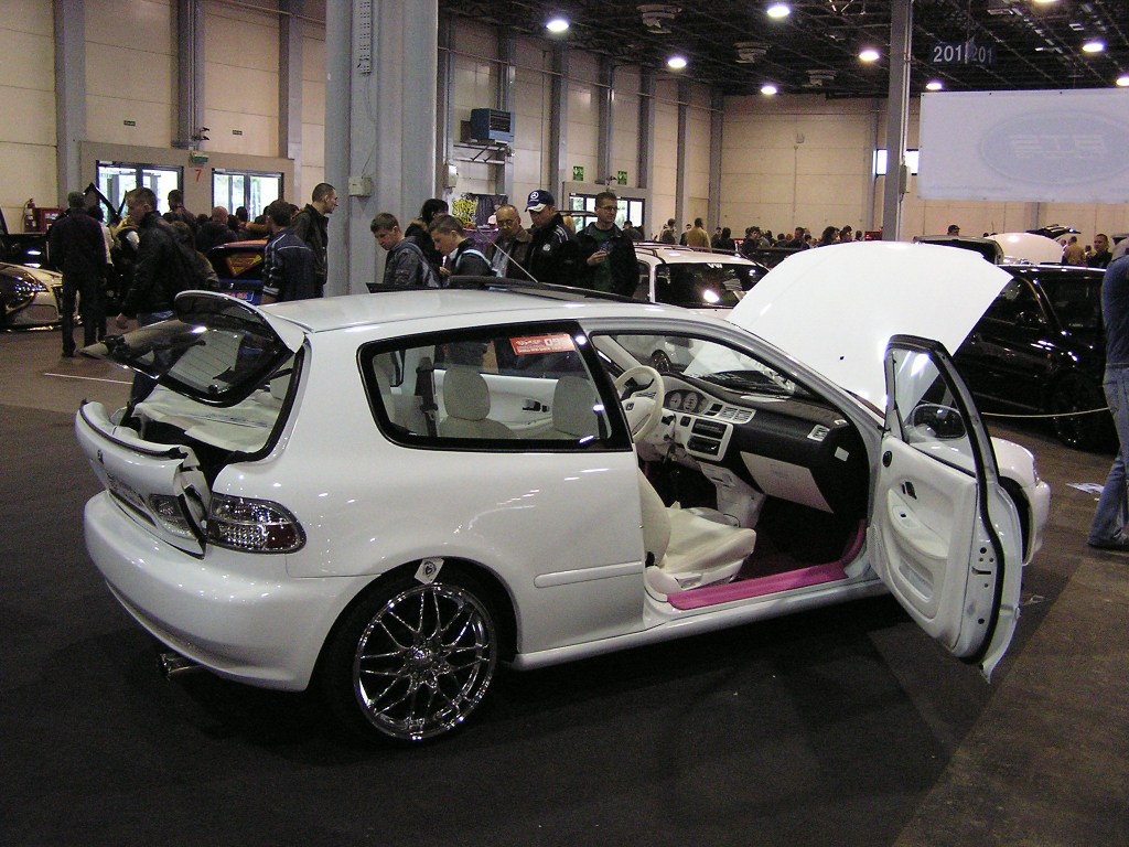Honda Civic mit Ideevoller Kofferraumtr-umbau. Carstyling Tuning Show am 31.03.2012