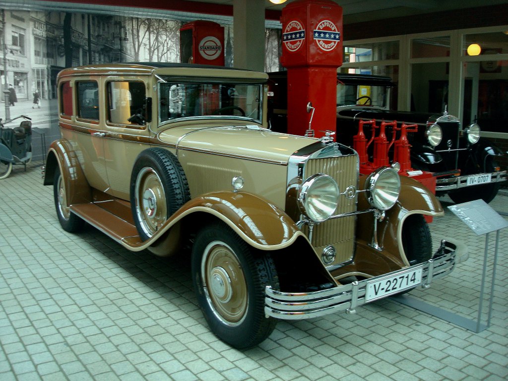 Horch 375, Pullman-Limousine von 1930,
8-Zyl.Reihenmotor, 3950ccm, 80PS, 110Km/h,
gebaut wurden 936 Stck,
Horch Museum Zwickau,
Juni 2010