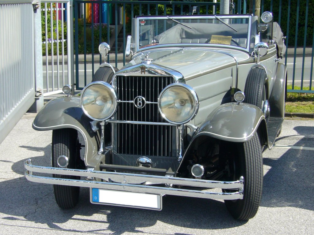 Horch 8 Typ 420 Cabriolet. Den 8´er als 420 gab es nur in den Jahren 1931 und 1932. Der abgelichtete Wagen entstammt dem ersten Baujahr. Der 8-Zylinderreihenmotor mit 4.517 cm Hubraum leistet 90 PS. Ein solches Cabriolet kostete 1931 RM 13.750,00. Oldtimertreffen beim TV Wuppertal am 10.06.2012.
