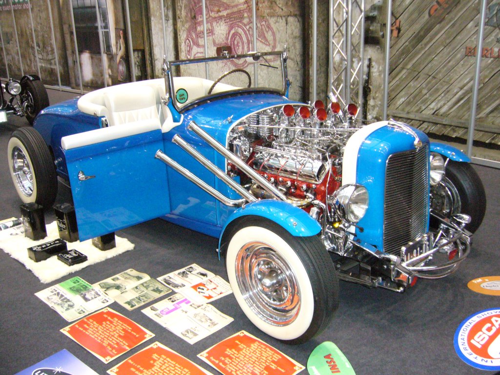 Hotrod auf Basis eines 1932´er Plymouth. Dieser Hotrod wurde in den 1960´er Jahren aufgebaut. Motorisiert ist diese  Fahrmaschine  mit einem 324 cubic inch Motor aus einem 1956´er Oldsmobile. Essen Motor Show am 29.11.2011.