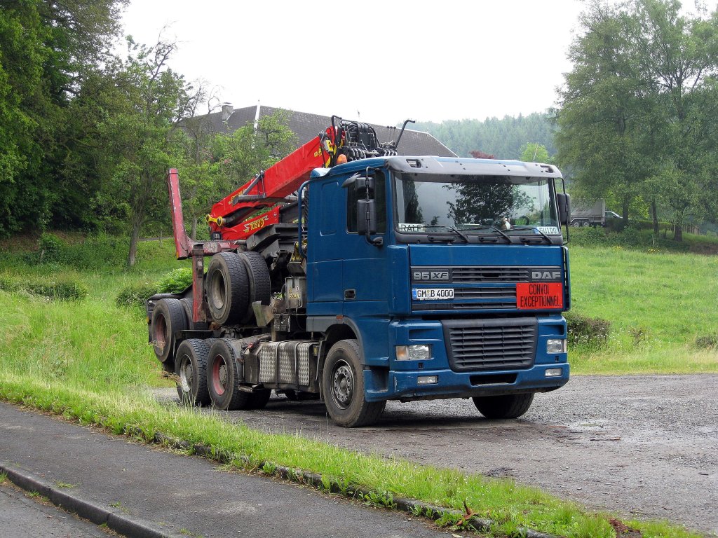 Huckepack fhrt dieser DAF 95 XF Holztransporter seinen Anhnger mit.
Aufgenommen am 28.5.2009 in Gimborn / Marienheide.