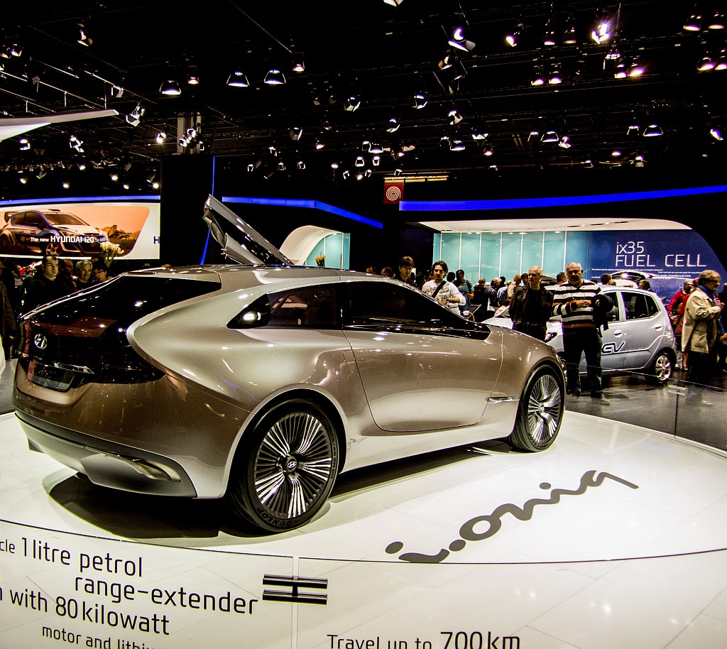 Hyundai I-oniq, meiner Meinung nach hnelt sich das Heck an den Volvo V40. (Automesse Paris 11.10.2012)