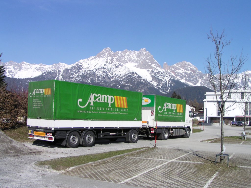 Ich bin hier in Saalfelden (Tirol)am Parkplatz der Firma KIKA. Ich habe diese Firma mit Gartenmbel beliefert.
Der Parkplatz ist frei zugnglich und ohne Umzunung.
Der LKW Zug ist ein VOLVO FH 12 mit Schwarzmller Aufbau und Schwarzmller Anhnger