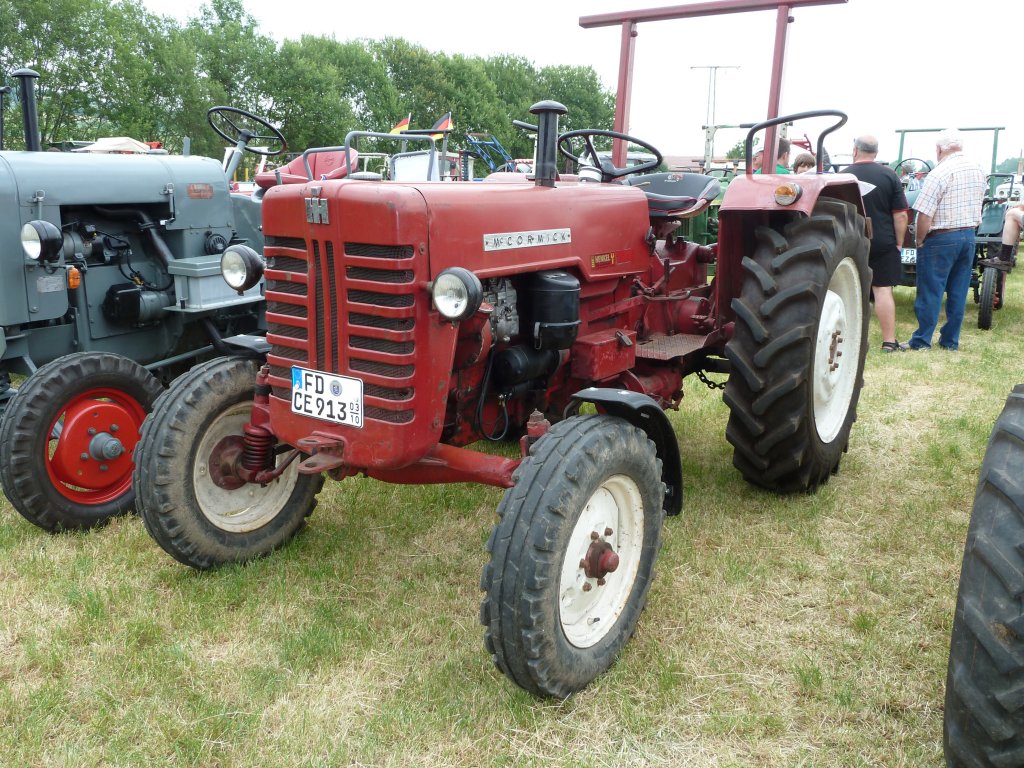 IHC D 432, Bj. 1963, 32 PS, steht in Eiterfeld-Oberufhausen anl. Oldtimer- und Traktorenausstellung der Oldtimerfreunde Ufhausen am 04.07.2010