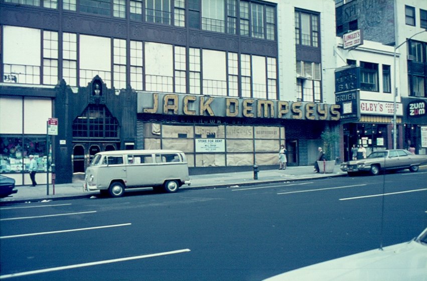 Im April 1975 steht ein VW-Bully vor dem ehemaligen Restaurant des amerikanischen Profiboxers Jack Dempsey am Broadway in New York, das im Jahr zuvor geschlossen worden war. (Dia gescannt)