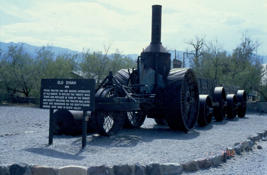 Im Juli 1992 und auch im Juli 1998 stand (und steht wahrscheinlich auch heute noch) dieser Dampftraktor  Old Dinah  von 1894 im Death Valley / USA