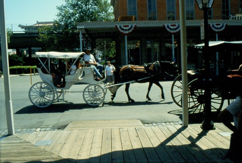 Im Juli 1998 war die Kutsche in Sacramento / USA mit Touristen unterwegs auf einer Stadtrundfahrt. (Dia)