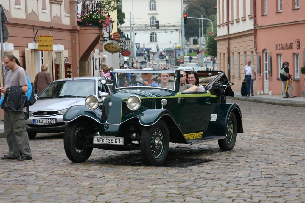 Im Stadtbild von Prag ist ein alter Tatra keine Besonderheit.
Als deutscher Tourist sieht man solche Autos jedoch sehr selten.
Am 22.8.2005 sah ich dieses Cabrio unweit der Prager Burg.