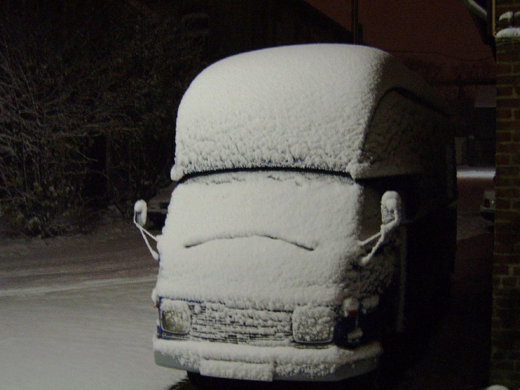 Im Winter ist es kalt,mein Hanomag F35 Mbelwagen am Abend des 23.11.2008 gegen 20:00 Uhr 