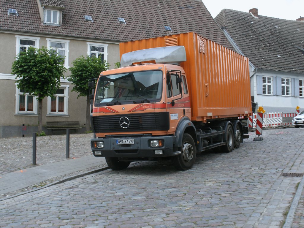 Im Zentrum von Bergen/Rgen stand Dieser Mercedes mit einem Container am 21.Juli 2012.