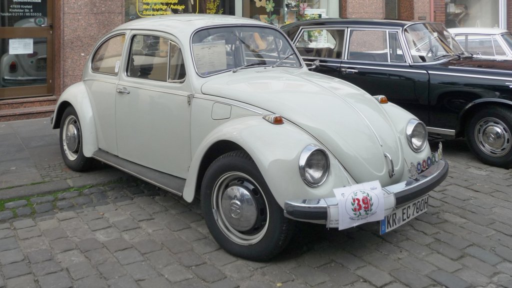 Immer noch gerne gesehen, ein VW Kfer 1302 prsentiert sich bei der Oldtimer-Rallye in Hls.