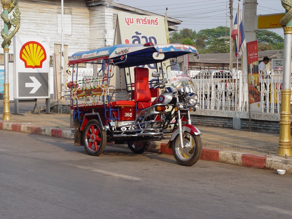 In Nong Khai im Norden Thailands am Mekong gegenber von Vientiane / Laos gelegen, fotografierte ich im Mrz 2010 dieses Motorradtaxi. Das Motorrad ist eine LIFAN chinesischer Produktion.