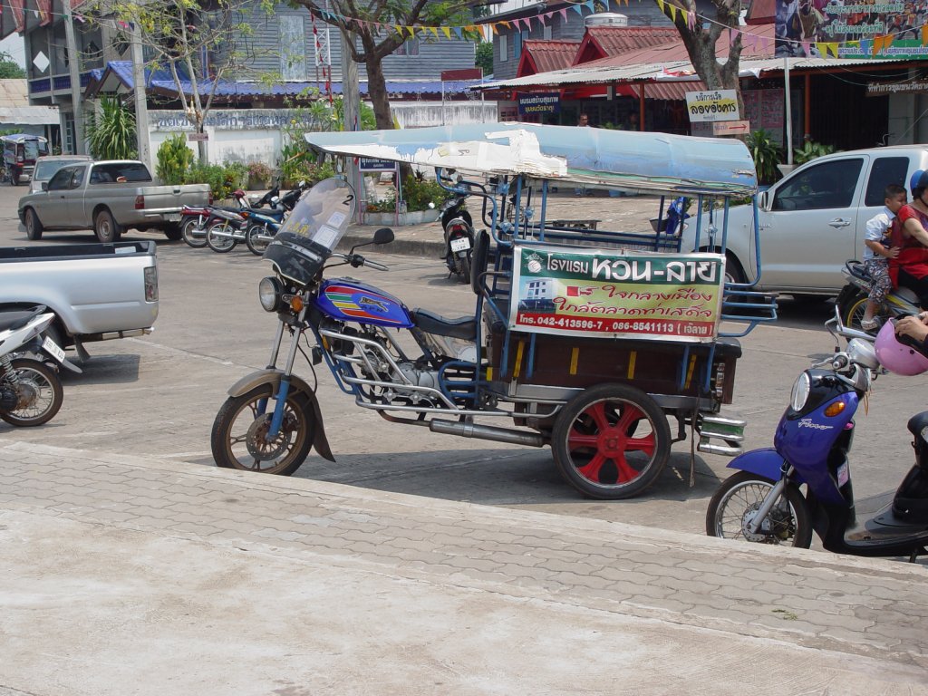 In Nong Khai im Norden Thailands sah ich im Mrz 2010 dieses Motorradtaxi. Das Motorrad ist chinesischer Produktion eine APN oder eine LIFAN