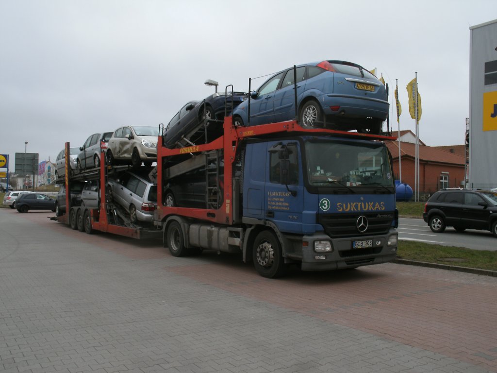 In Richtung Litauen ging es fr diesen Mercedes-Autotransporter am 24.Februar 2012,der auf einem Parkplatz in Bergen/Rgen stand.