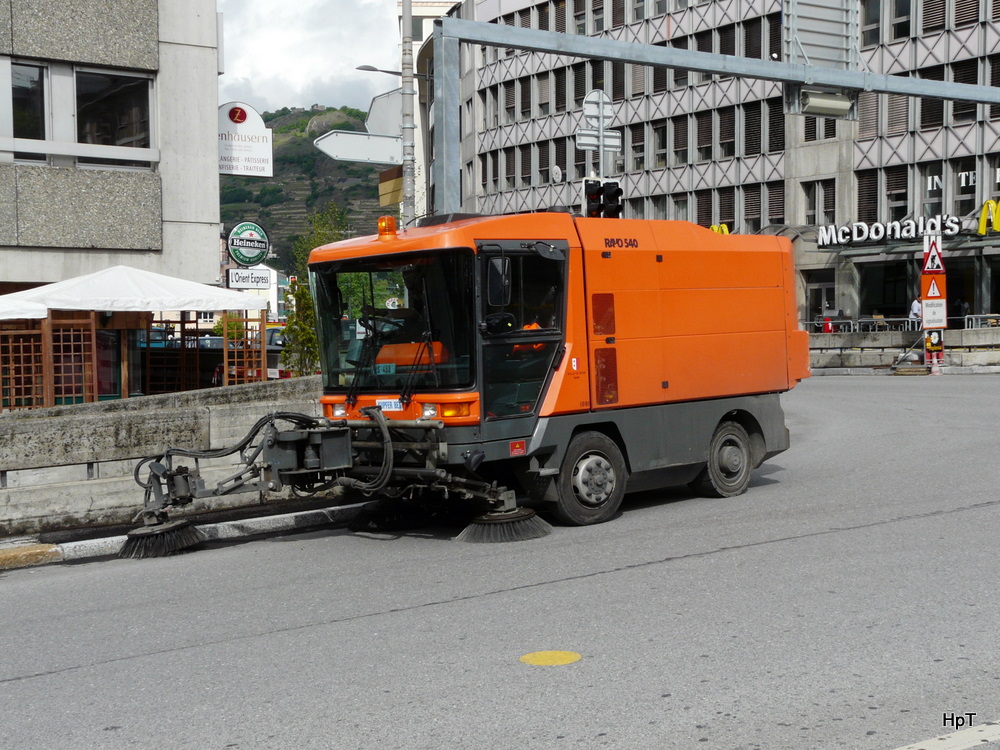 In der Stadt Sion unterwegs am 10.05.2010 ein RAV O 540 Strassenreiniungsmaschine 
