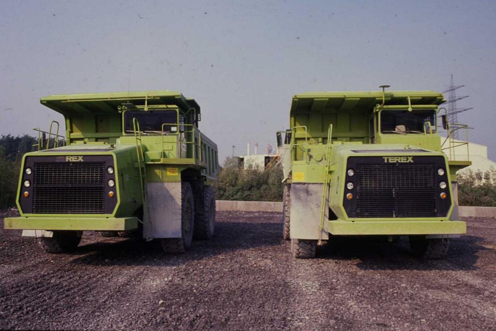 In Steinbrchen der Zementindustrie gelten andere Mae.
Diese beiden Terex Kipper haben riesige Dimensionen.
Aufnahme im Dyckerhoff Steinbruch am 3.6.1989.