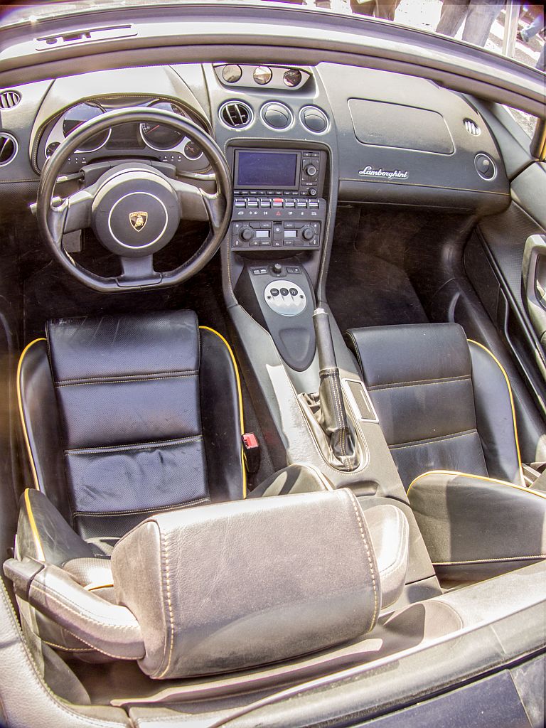 Innenraum eines Lamborghini Gallardo Cabriolet, Automatikgetriebe. Foto: 21.10.2012.