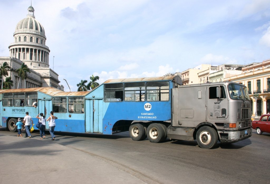 International Harvester CO9800 Sattelzugmaschine unterwegs in Havanna mit Personenauflieger.
CO steht fr Cabover Trucks, also Frontlenker.

Da es an greren Bussen mangelte, hatte man in Havanna einfach US-Sattelzugmaschinen mit selbstgebauten Auflegern versehen.
Aufgrund der Form der Aufleger wurden diese Sattelzugomnibusse in Havanna Camello (spanisch fr Kamel) genannt.
Inzwischen wurden sie allerdings durch Busse aus China ersetzt.

02.10.2003 
Habana