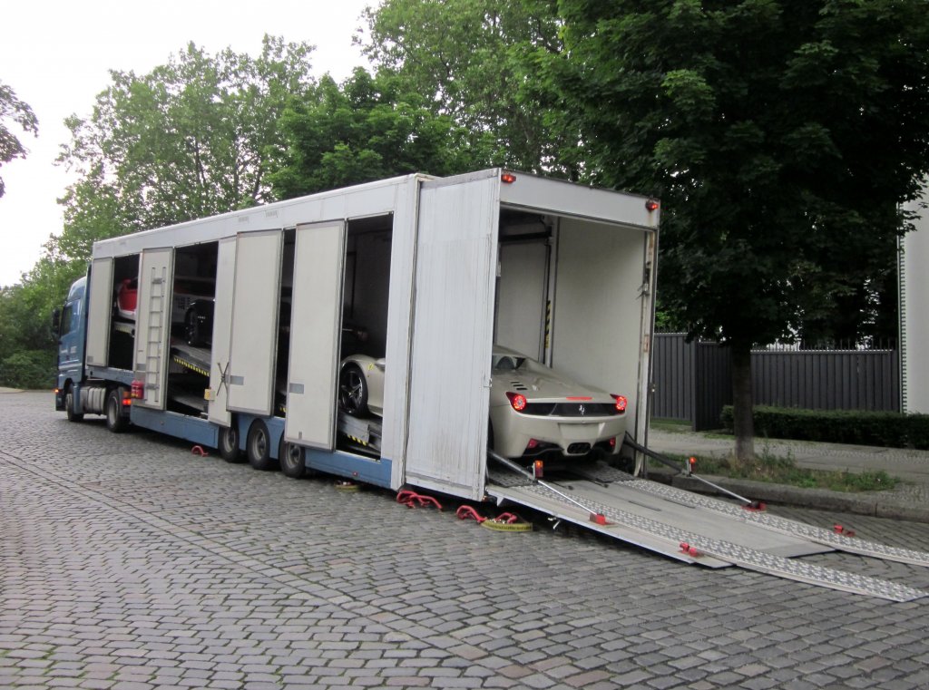 Italienischer MB Actros Autotransporter liefert Ferraris nach Berlin-Moabit am 03.07.2012