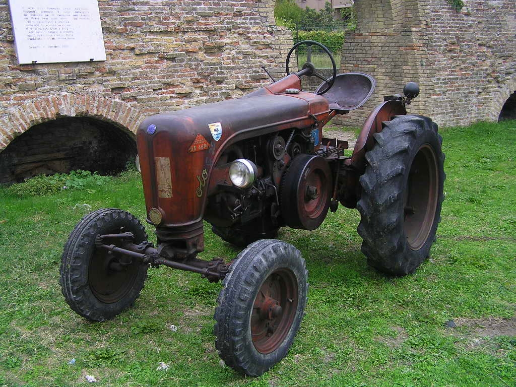 italienischer Traktor des Herstellers  OTO  (Aufnahmedatum 19.09.2012)