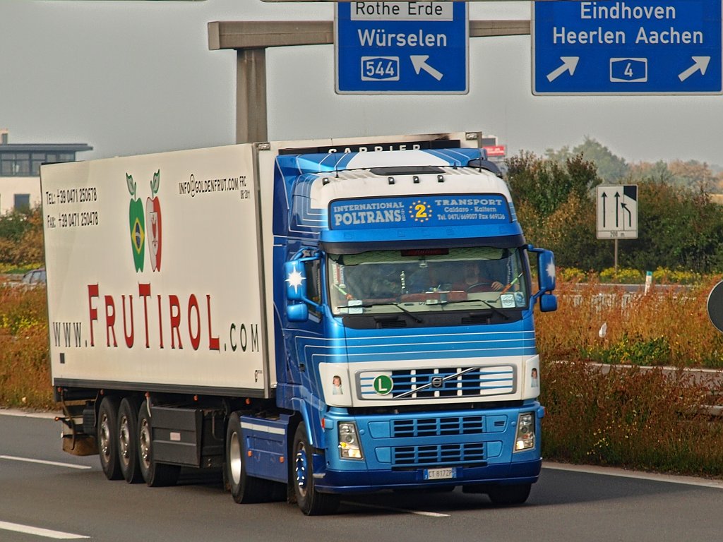 Italienischer Volvo mit Khlauflieger am 07.10.2010 auf der A4 im Autobahnkreuz Aachen Fahrtrichtung Kln.