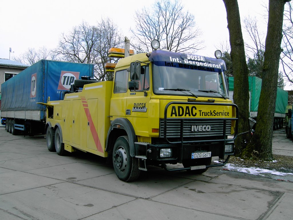 Iveco 330-30 LKW-Abschlepper, ausrangiertes ADAC-Fahrzeug, da mit polnischem Nummernschild, gesehen 06/2006 in Berlin.
