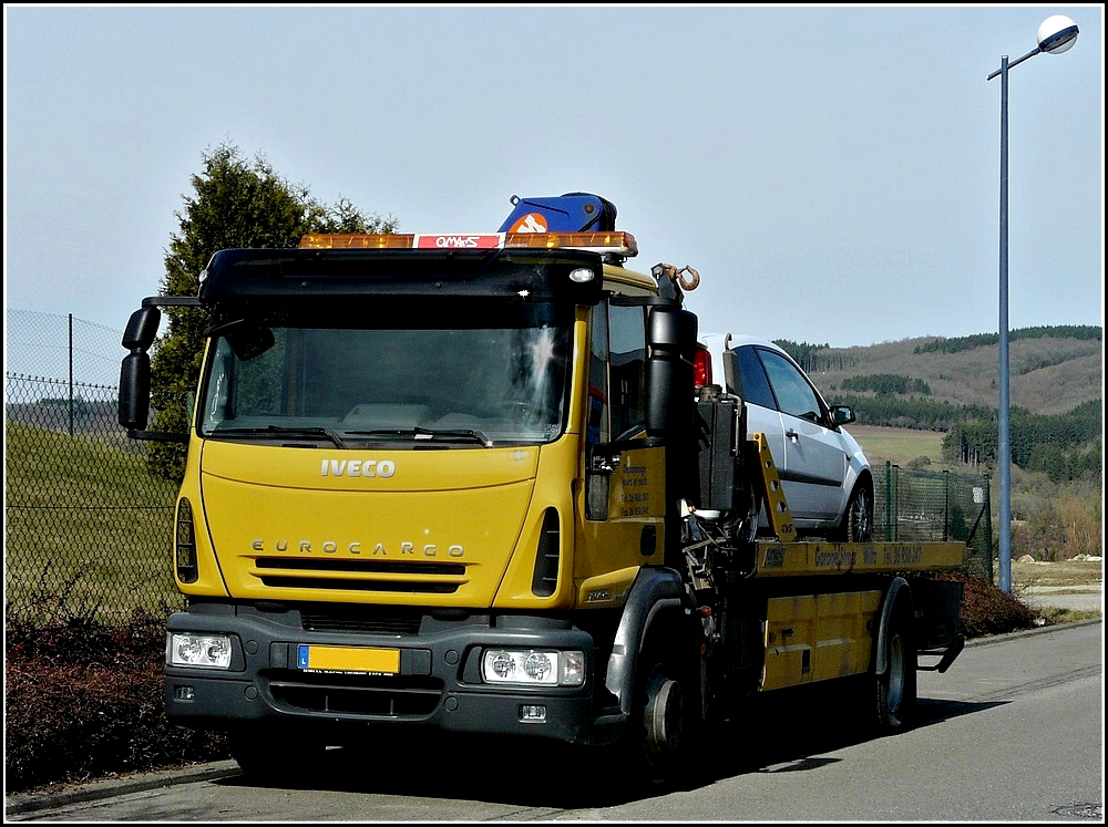 IVECO Abschleppfahrzeug mit einem Unfallwagen aufgenommen am 20.03.2011.